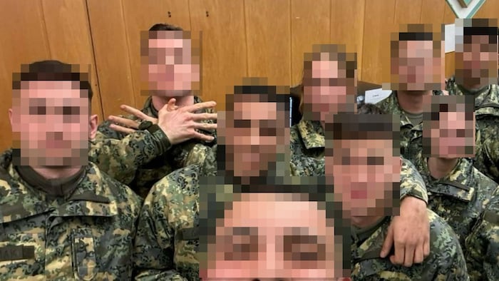 Heikle Symbolik in Uniform: Mit den Händen formt dieser Wehrmann (2. v. links) den Doppeladler ...