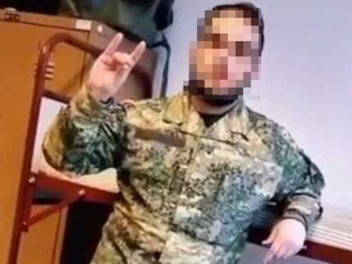 Verboten ist auch der türkische Wolfsgruß, hier von einem österreichischen Soldaten gezeigt.