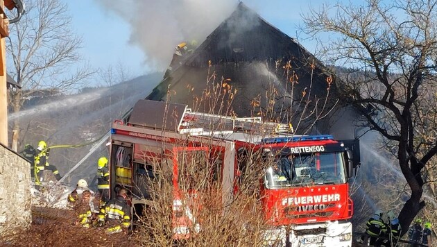 Insgesamt waren 50 Feuerwehrkräfte im Einsatz. (Bild: FF Falkenstein)