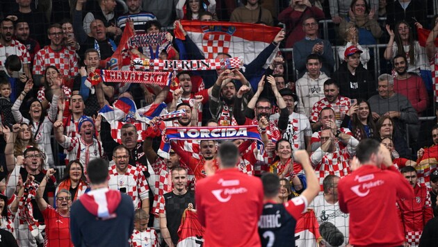Großer Jubel bei kroatischen Fans. (Bild: APA/AFP/Kirill KUDRYAVTSEV)