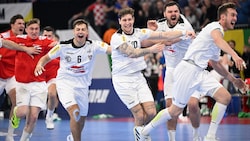 Großer Jubel bei Österreichs Handball-Nationalteam (Bild: APA/AFP/Kirill KUDRYAVTSEV)