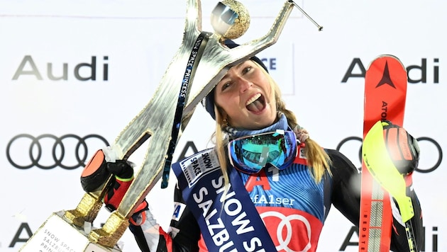 Mikaela Shiffrin mit dem Siegerpokal (Bild: APA/BARBARA GINDL)