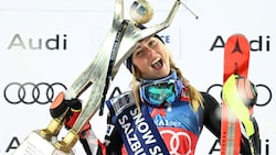 Mikaela Shiffrin mit dem Siegerpokal (Bild: APA/BARBARA GINDL)