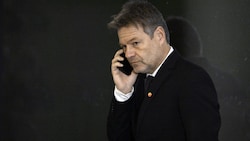 Der deutsche Vizekanzler will ein Verbot der AfD „sehr genau bedenken“. (Bild: AFP)