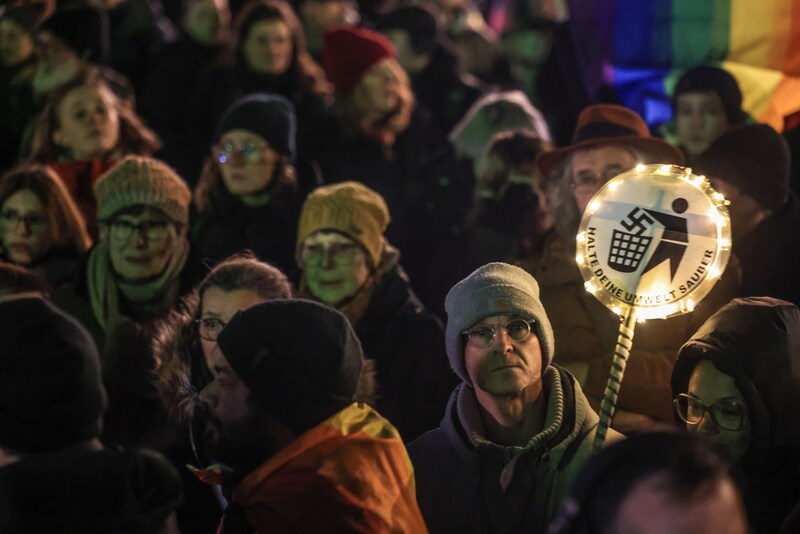 In vielen deutschen Städten gehen aktuell Tausende Menschen gegen Rechts auf die Straße. (Bild: Oliver Berg/dpa/picturedesk.com)