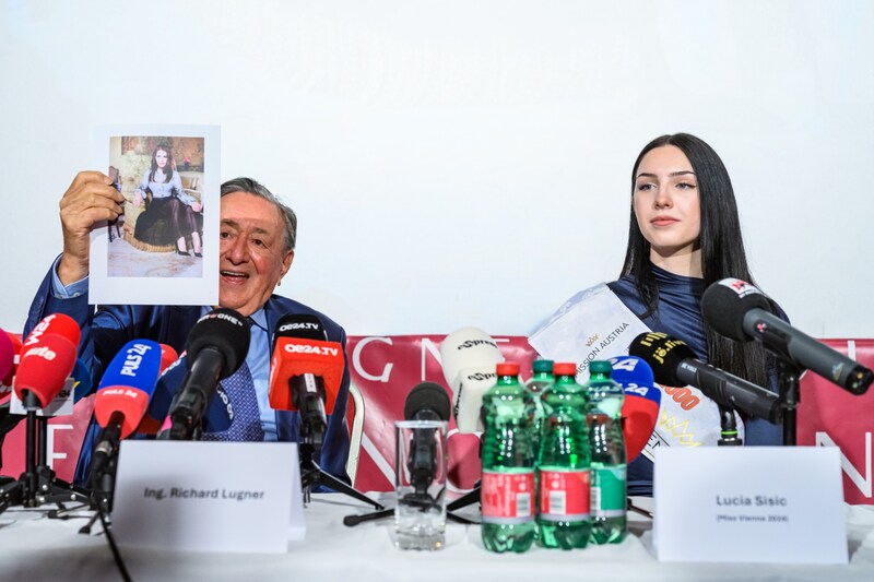 Auch „Miss Vienna“ Lucia Sisic wird in der Loge von Richard Lugner zu Gast sein. Bereits am Mittwoch war sie bei der Pressekonferenz in der Lugner City dabei. (Bild: APA/MAX SLOVENCIK)