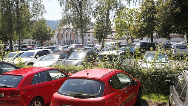 Beim Strandbad soll es 2025 erstmals Parkgebühren geben. (Bild: Gernot Gleiss)