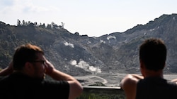 Die Phlegräischen Felder, ein Gebiet mit hoher vulkanischer Aktivität, werden seit geraumer Zeit von vielen Erdbeben heimgesucht.  (Archivbild) (Bild: AFP)