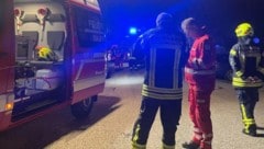 Rotes Kreuz, Feuerwehr und Polizei rückten wegen einer angeblichen Messerstecherei an. (Bild: Krone KREATIV)