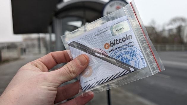 Wasserdicht verpackt, liegen die „Offline Paper Wallets“ mit vermeintlichem Bitcoin-Vermögen auf Wiens Gehsteigen. Es handelt sich um einen „Offline“-Köder perfider Internetbetrüger. (Bild: Dominik Erlinger)