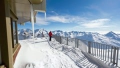 Blick vom Mittelallalin auf 3500 Metern Höhe über Saas-Fee auf mehrere Viertausender der Mischabelkette. (Bild: mauritius images / Alamy Stock Photos / Dominic Steinmann)