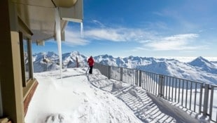 Blick vom Mittelallalin auf 3500 Metern Höhe über Saas-Fee auf mehrere Viertausender der Mischabelkette. (Bild: mauritius images / Alamy Stock Photos / Dominic Steinmann)