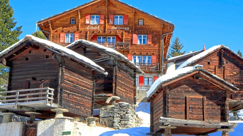 Rustikaler Bergdorf-Charme in Saas-Fee: Die markanten Holzstadeln sind erhalten geblieben. Das Video zum Weihnachts-Ohrwurm „Last Christmas“ wurde hier gedreht. (Bild: mauritius images / Alamy Stock Photos / Helene ROCHE Photography)