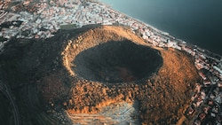 In den vergangenen Monaten hat der Boden in der Region der Campi Flegrei, einem Vulkangebiet in der Nähe von Neapel in Süditalien, stärker gebebt als sonst. (Bild: stock.adobe.com)