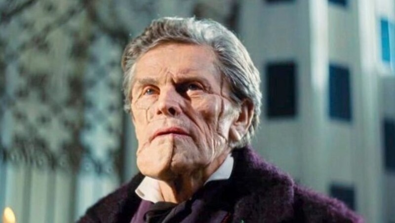 Willem Dafoe ist „God“, ein sehr unorthodoxer Wissenschaftler, der „Bella“ ins Leben zurückholt. (Bild: The Walt Disney Comp.)