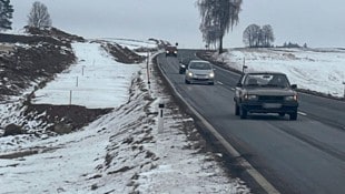 In Vitis im Waldviertel ärgert man sich, weil eine weitere Spur gebaut wird, aber die Gründe für den weitaus sichereren Rad- und Begleitweg nicht mehr von den Landwirten hergegeben wurden.   (Bild: René Denk, Krone KREATIV)