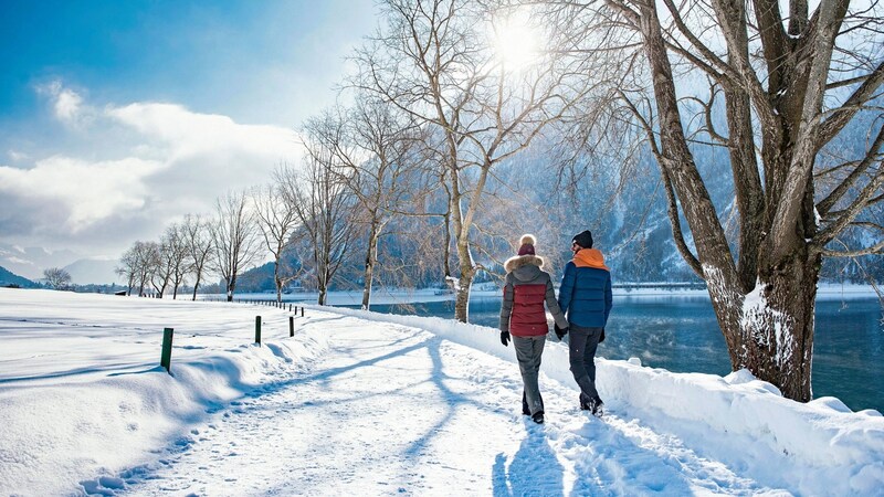 Wandern oder mit der Kutsche fahren? Die Kulisse ist in jedem Fall malerisch. (Bild: Achensee Tourismus)