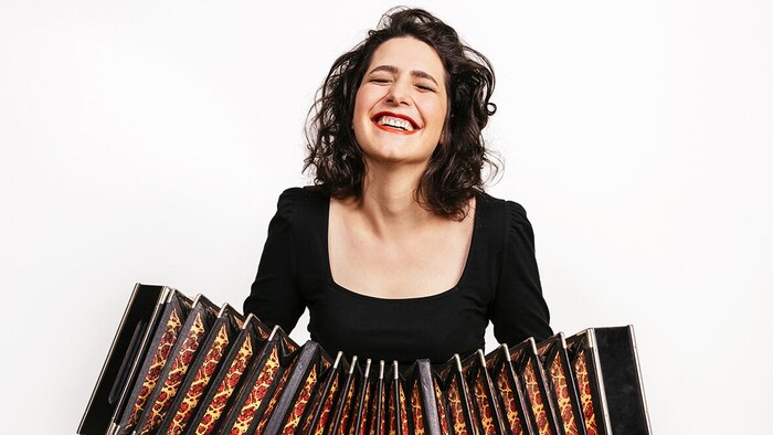 Louise Jallu gehört zu den internationalen Top-Stars am Akkordeon.