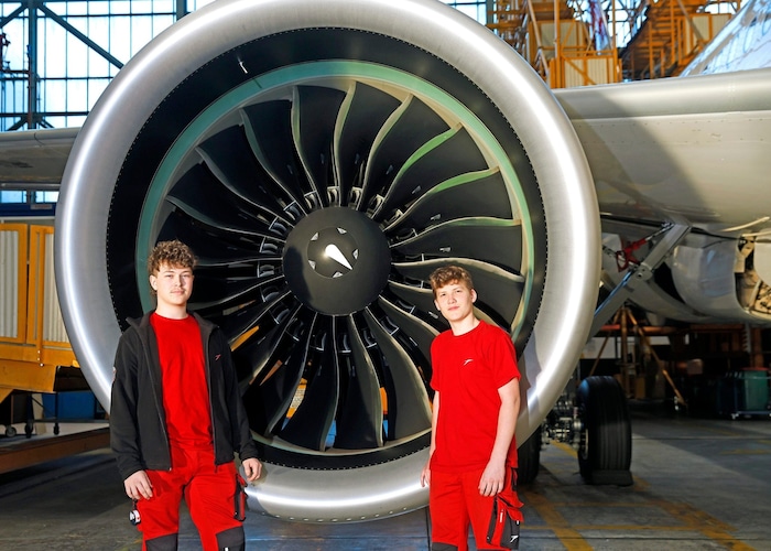 Die Lehrlinge sind dank des Standorts im Hangar nah an den Flugzeugen dran.