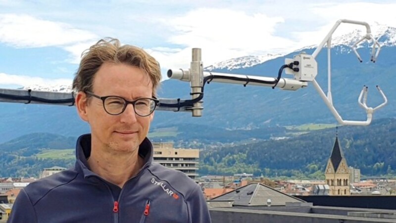 Atmosphärenforscher Thomas Karl bei der Messstation. (Bild: Universität Innsbruck)