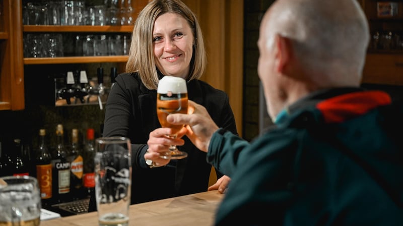 Prost! Im Wirtshaus gibt es kein Handy. (Bild: Wenzel Markus)