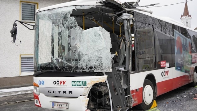 Die Fahrerkabine eines Busses wurde beim Zusammenstoß völlig zerstört (Bild: Foto Kerschi.at/Taras Panchuk)