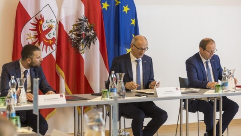 Landeshauptmann Anton Mattle (ÖVP), LHStv. Georg Dornauer (SPÖ, li.) und LHStv. Josef Geisler (ÖVP, re.) bei der Klausursitzung in Bad Häring. (Bild: Land Tirol/Sedlak)