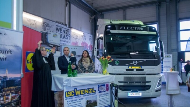 Pfarrerin Ingrid Tschank segnete das Fahrzeug und taufte es - wie den jüngsten Wenzl-Spross vor einiger Zeit ebenso - auf den Namen Josef. (Bild: Charlotte Titz)