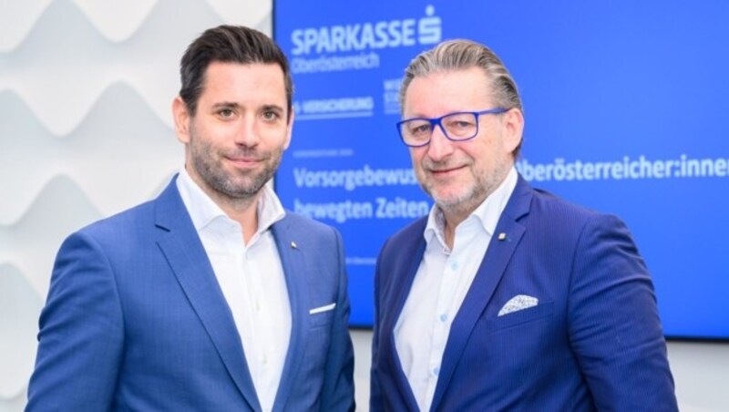 Sparkasse-OÖ-Vorstand Manuel Molnar und Manfred Bartalszky, Vorstand der Wiener Städtischen. (Bild: Sparkasse OÖ/Kerschbaummayr)