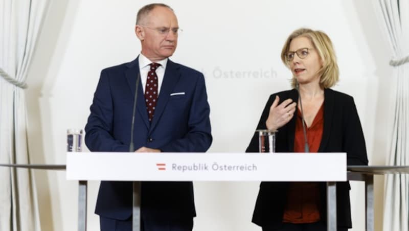 Tempo-30-Fans: Umweltministerin Leonore Gewessler und Innenminister Gerhard Karner (Bild: APA/BUNDESKANZLERAMT/ANDY WENZEL)