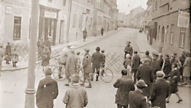 Februar 1934: In Bruck an der Mur wurden Barrikaden errichtet. (Bild: „Zukunft braucht Erinnerung “Krone KREATIV)