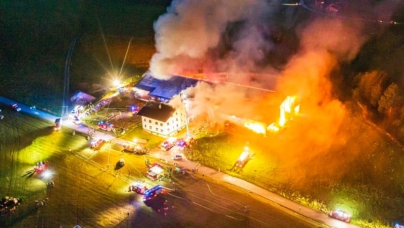 Bei diesem Brand in Pöndorf konnte das Bohrlöschgerät erfolgreich eingesetzt und noch größerer Schaden verhindert werden. (Bild: Manfred Fesl)