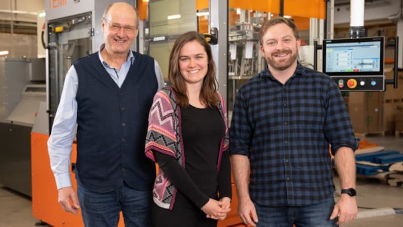 Die Synex-Tech-Chefs Stefan Putz, Anna Putz und Wilfried Winterauer (r.) freuen sich über erfolgreiche Einsätze des Löschgeräts. (Bild: Synex Tech/www.haggenmueller.at)