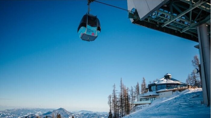 Mit der Gondel geht es bequem ins Skigebiet.