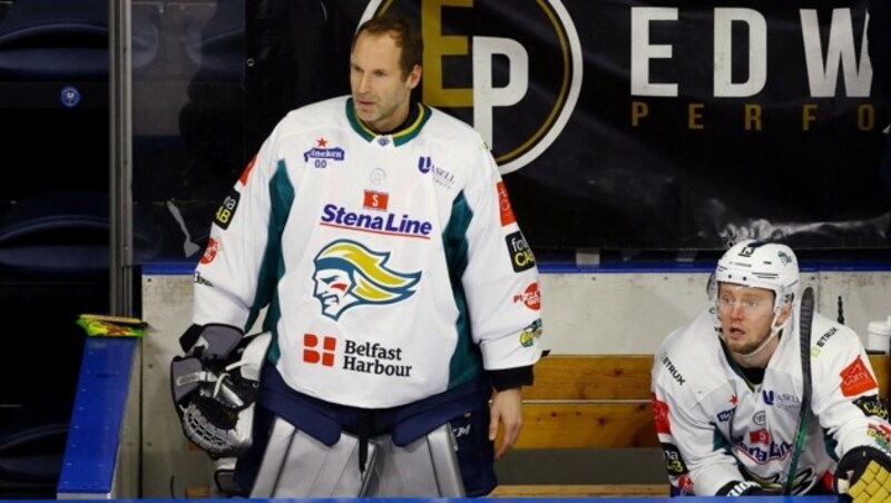 Ex-Weltklasse-Fußball-Goalie Petr Cech (u.) probiert sich erfolgreich als Eishockey-Keeper. (Bild: MATTHEW CHILDS)