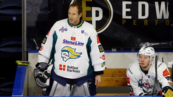 Ex-Weltklasse-Fußball-Goalie Petr Cech (u.) probiert sich erfolgreich als Eishockey-Keeper.