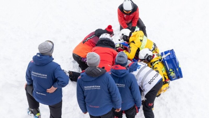 Remi Cuche wird auf der Strecke erstversorgt. (Bild: APA/EXPA/JOHANN GRODER)