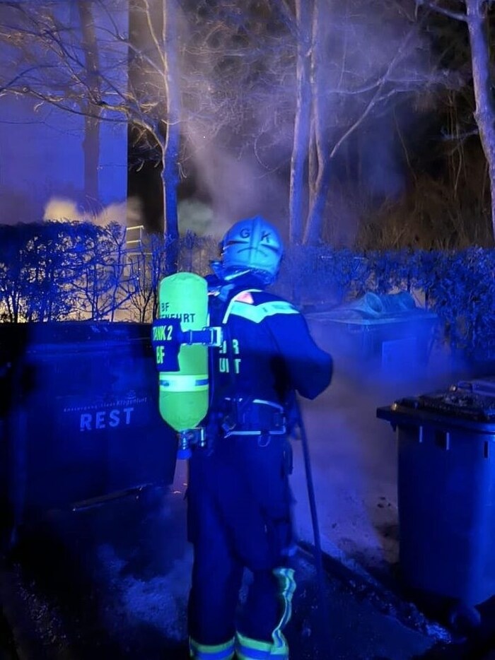 Fünf Einsatzfahrzeuge rasten auf den Spitalberg. 