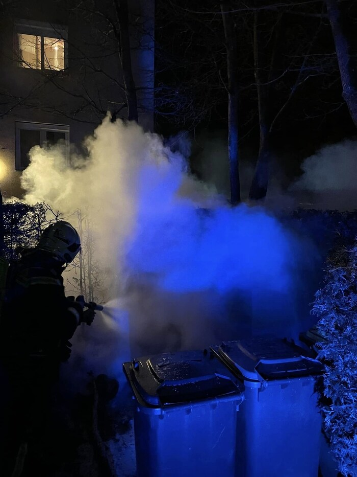 Gleich zwei brennende Müllinseln galt es zu löschen.