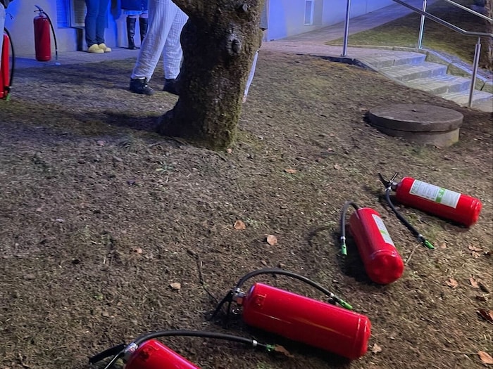 Die Bewohner hielten das Feuer mit Feuerlöschern in Schach. 