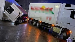 Der Lkw kam mit seinem Anhänger von der Straße ab. (Bild: FF Föderlach, Krone KREATIV)