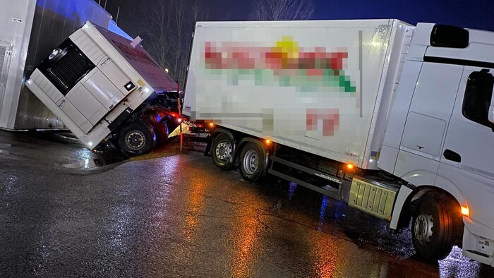 Der Lkw kam mit seinem Anhänger von der Straße ab.