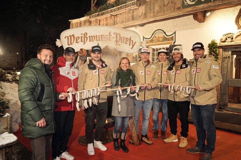 Der Stanglwirt-„Nachwuchs“ um Junior-Chef Hannes und Junior-Chefin Maria Hauser mit den gut gelaunten ÖSV-Assen (Bild: Sepp Pail)