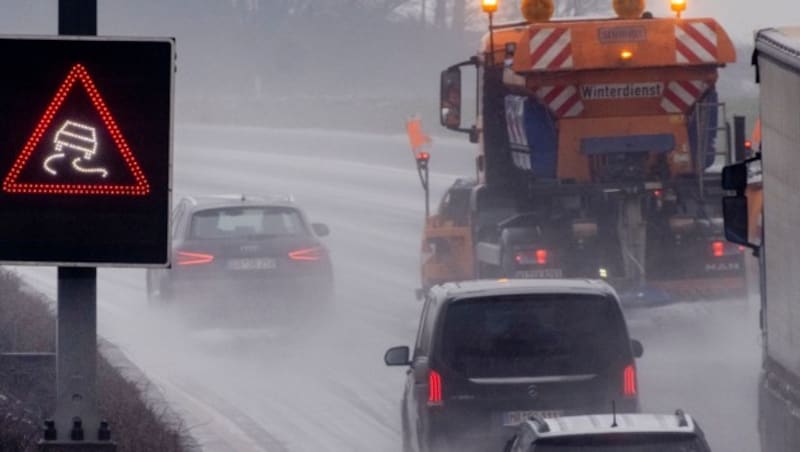 Wegen Glätte und Schnee sind auf mehreren Autobahnen in Hessen und Rheinland-Pfalz nachts Hunderte Fahrzeuge hängen geblieben. (Bild: AP)