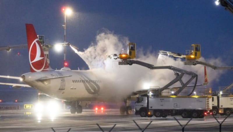 Flugzeuge konnten nicht mehr ordentlich enteist werden. (Bild: Lando Hass/dpa/picturedesk.com)