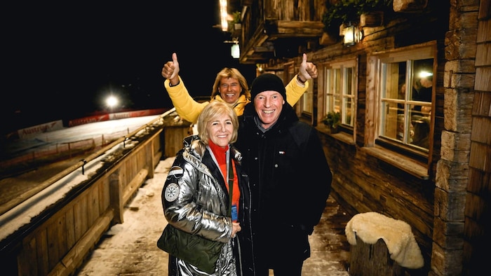 Foto Crasher: Hansi Hinterseer auf der Seidlalm mit Hanni Wenzel und Ehemann Harti Weirather.