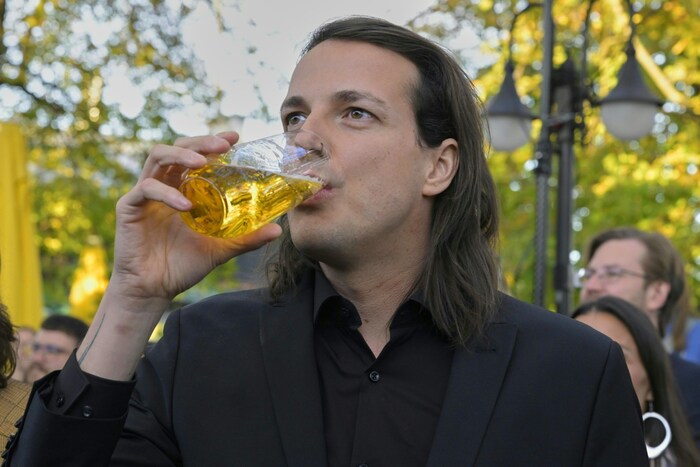 Dass er stark am Glas ist, hat Wlazny bereits bewiesen. Nun muss er die Wähler überzeugen.