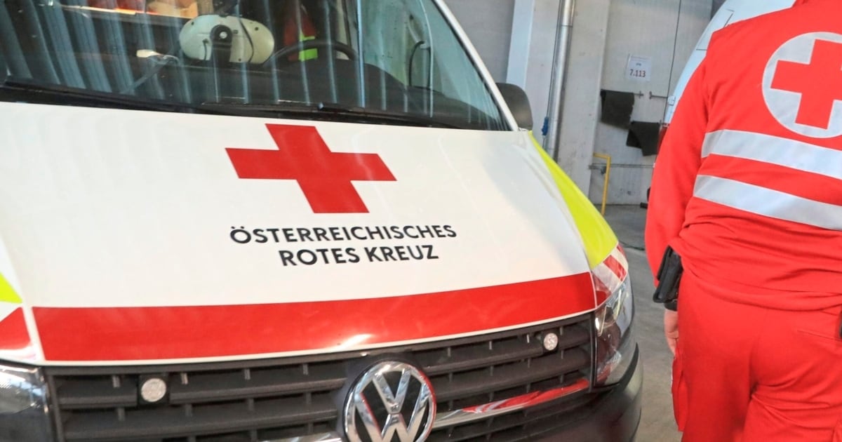 Plunged into the depths During cable car assembly man rammed by 100