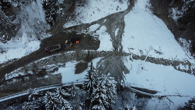 Die Arbeiten im betroffenen Bereich laufen bereits. (Bild: Land Tirol/Straßenmeisterei Zams)