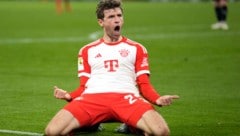 Aufgepasst! Die Kicker der WSG Tirol dürfen in einem Testspiel gegen Thomas Müllers FC Bayern ran … (Bild: ASSOCIATED PRESS)